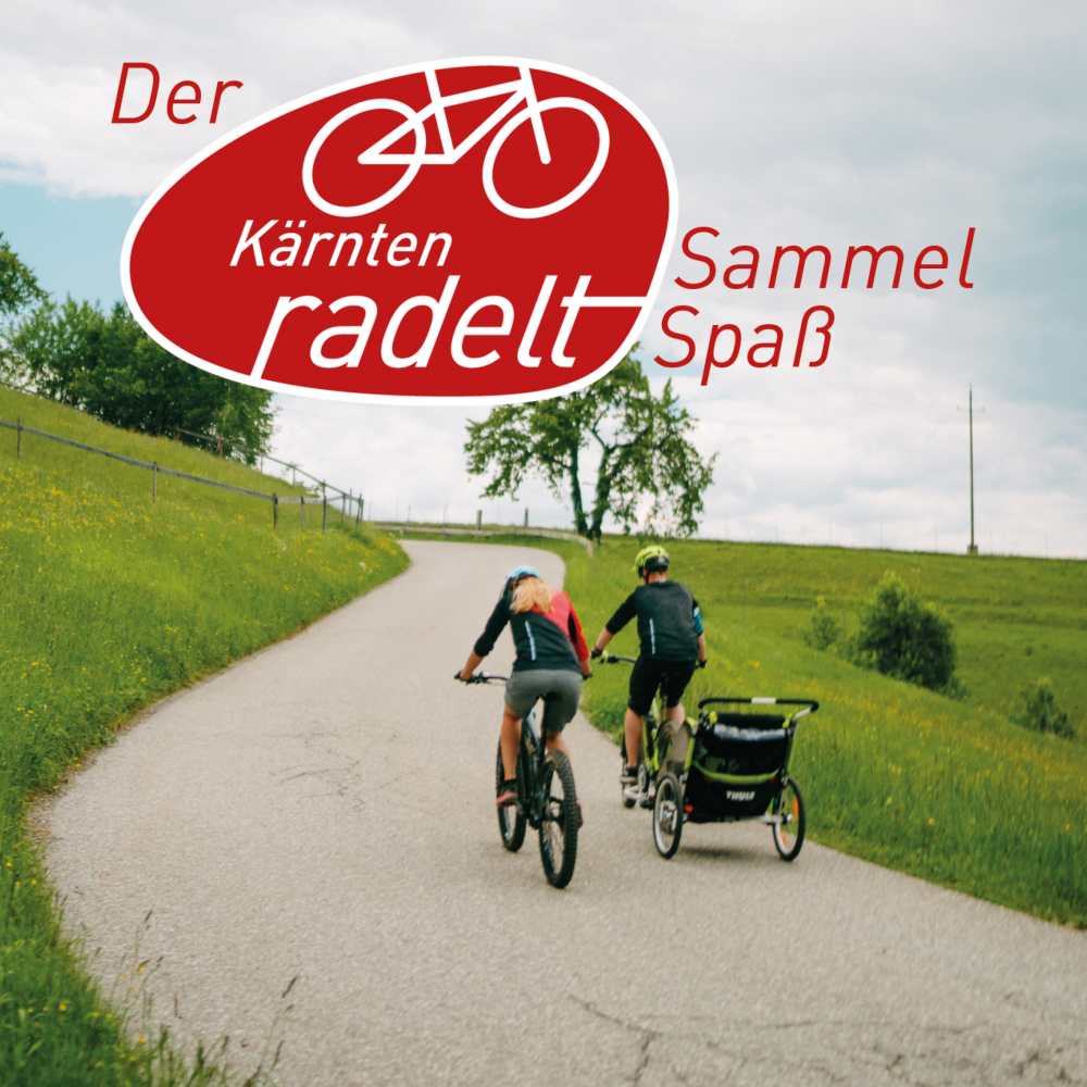 Zwei Personen auf einem Radweg radeln einen Hügel hinauf
